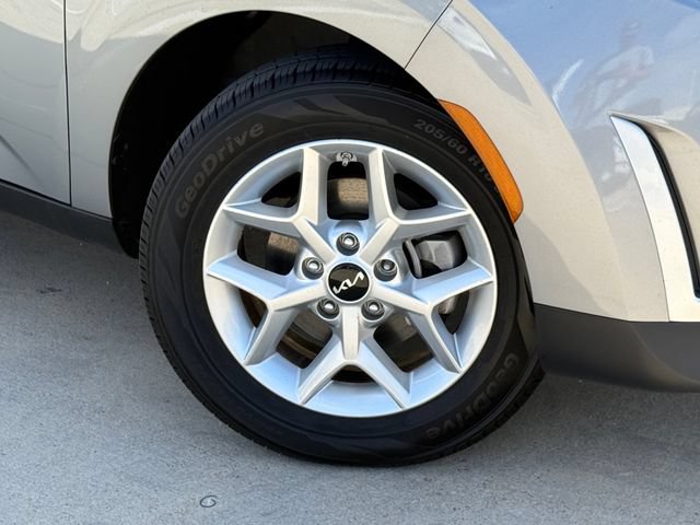 Used 2024 Kia Soul LX w/ Option Group 015 FWD image 2