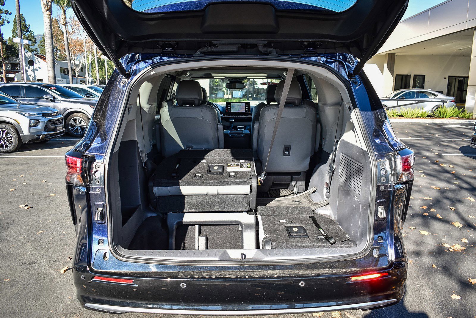 Used 2023 Toyota Sienna Limited image 29