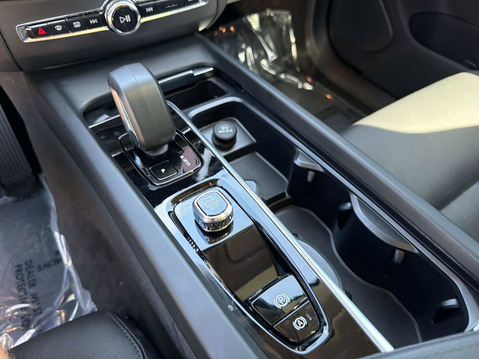 Certified 2025 Volvo XC60 B5 Core image 19