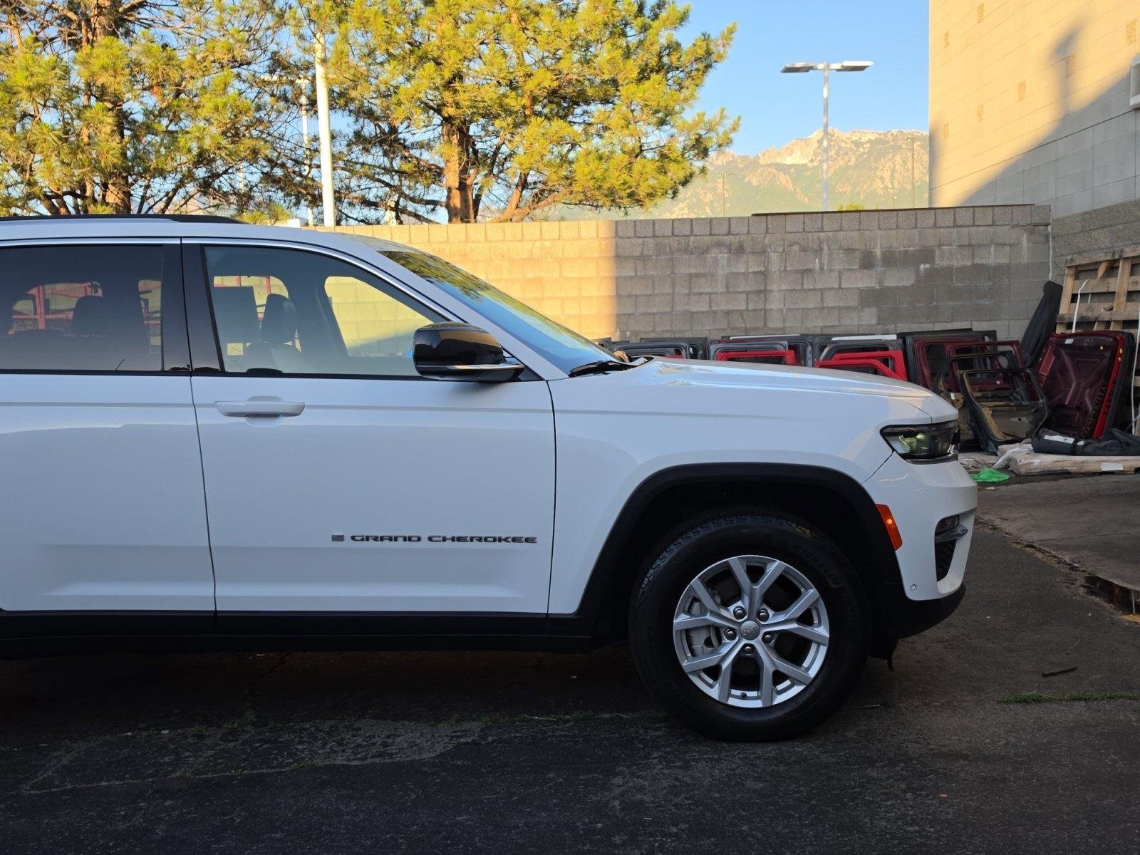 Used 2024 Jeep Grand Cherokee Limited w/ Luxury Tech Group II AWD/4WD image 11