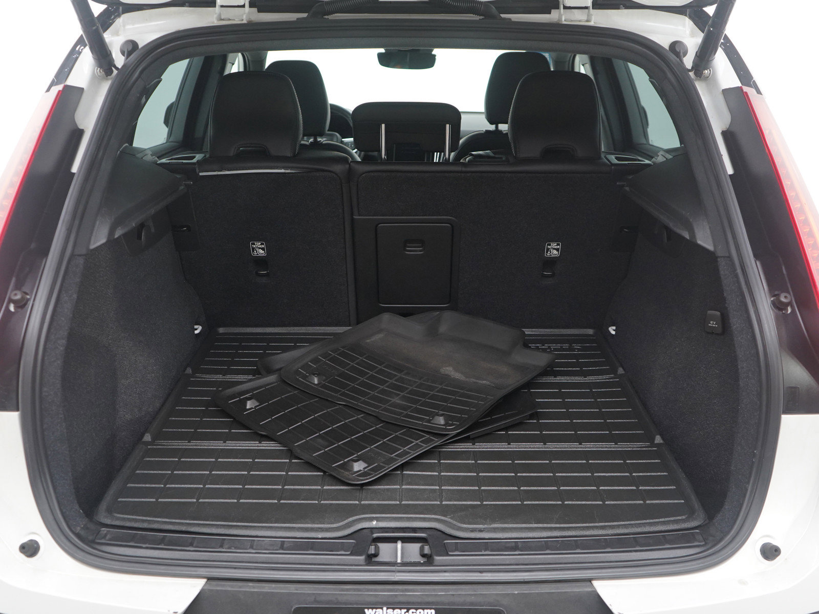 Used 2021 Volvo XC40 P8 Recharge w/ Advanced Package image 17