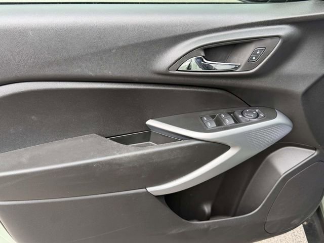 Used 2024 Chevrolet Trax RS w/ Sunroof Package FWD image 16