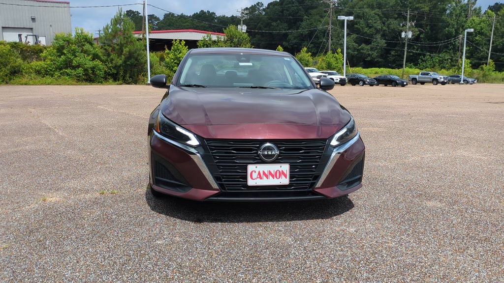 Used 2024 Nissan Altima 2.5 SV FWD image 2