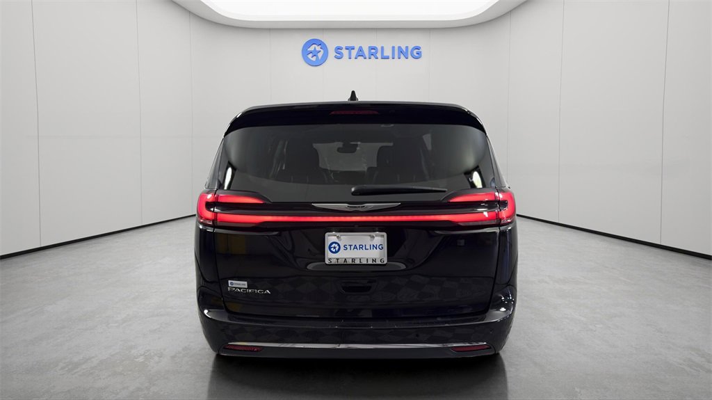 Used 2024 Chrysler Pacifica Touring-L image 7
