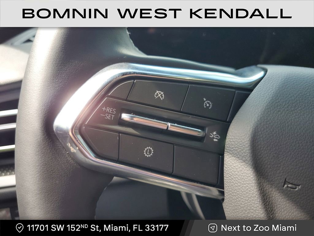 Used 2025 Chevrolet Traverse LT w/ Driver Confidence Package image 28