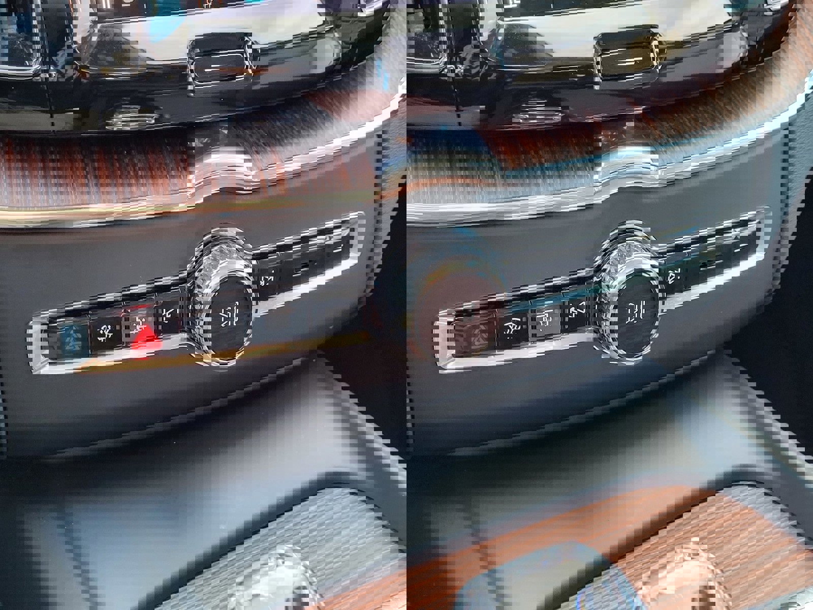 Certified 2024 Volvo XC60 T8 Ultimate w/ Protection Package Premier image 25