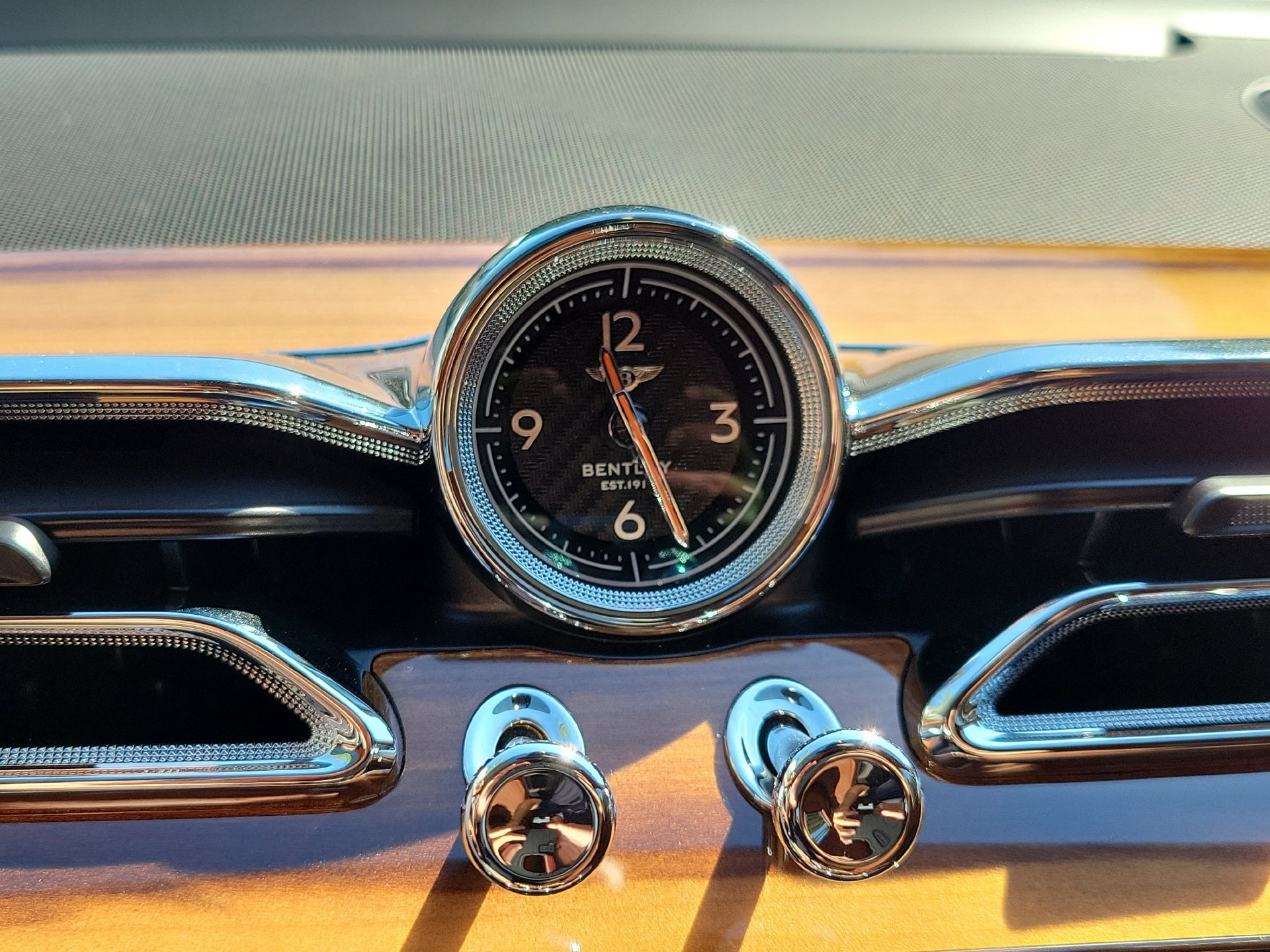 Certified 2025 Bentley Bentayga Extended Wheelbase AWD/4WD image 34