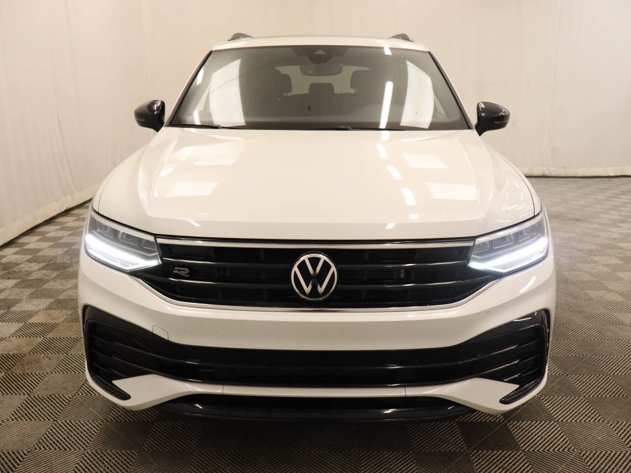 Used 2023 Volkswagen Tiguan SE R-Line FWD image 4