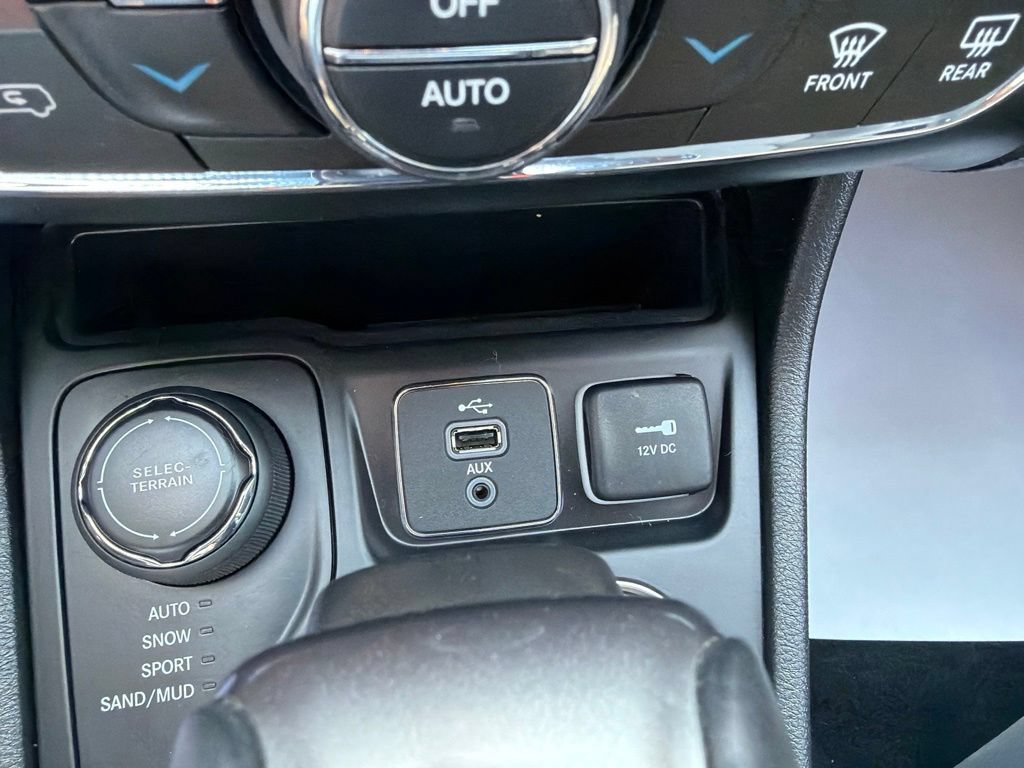 Used 2019 Jeep Cherokee Limited AWD/4WD image 34