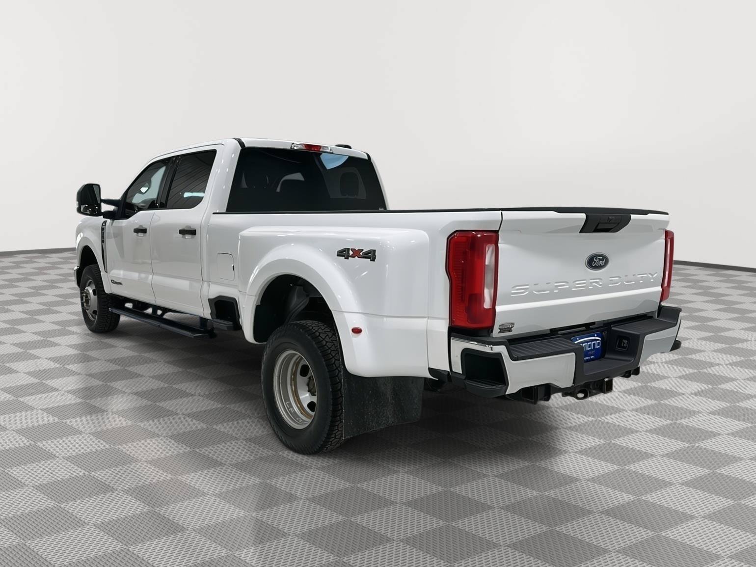 Used 2023 Ford F350 4x4 Crew Cab DRW Super Duty image 3