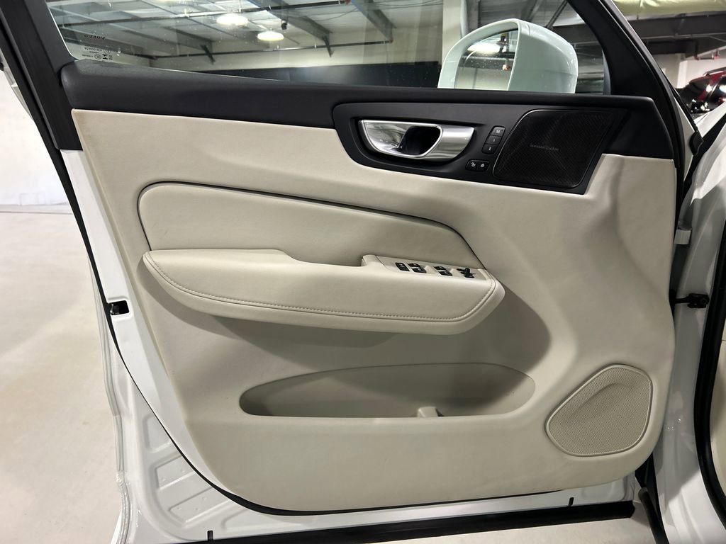 Certified 2023 Volvo XC60 T8 Plus AWD/4WD image 9