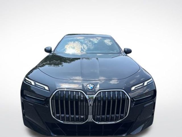 Used 2025 BMW 750e xDrive image 2