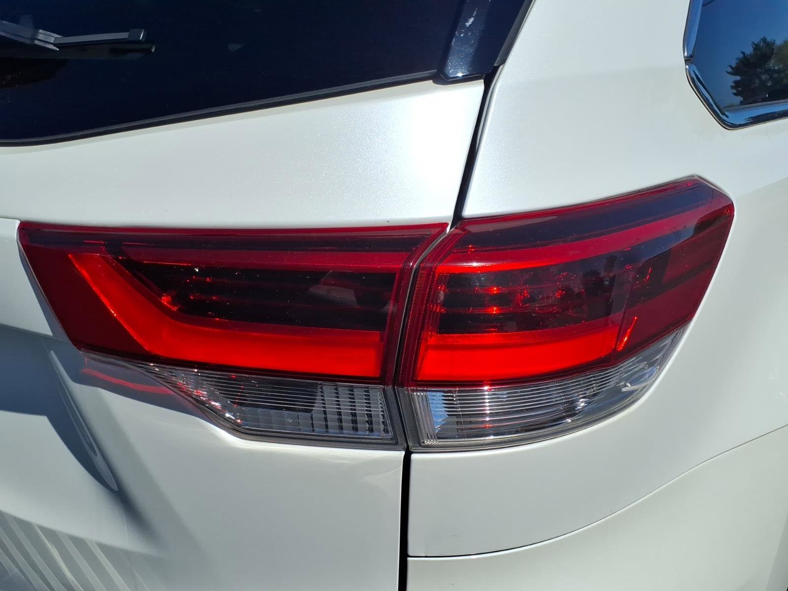 Used 2018 Toyota Highlander XLE AWD/4WD image 16
