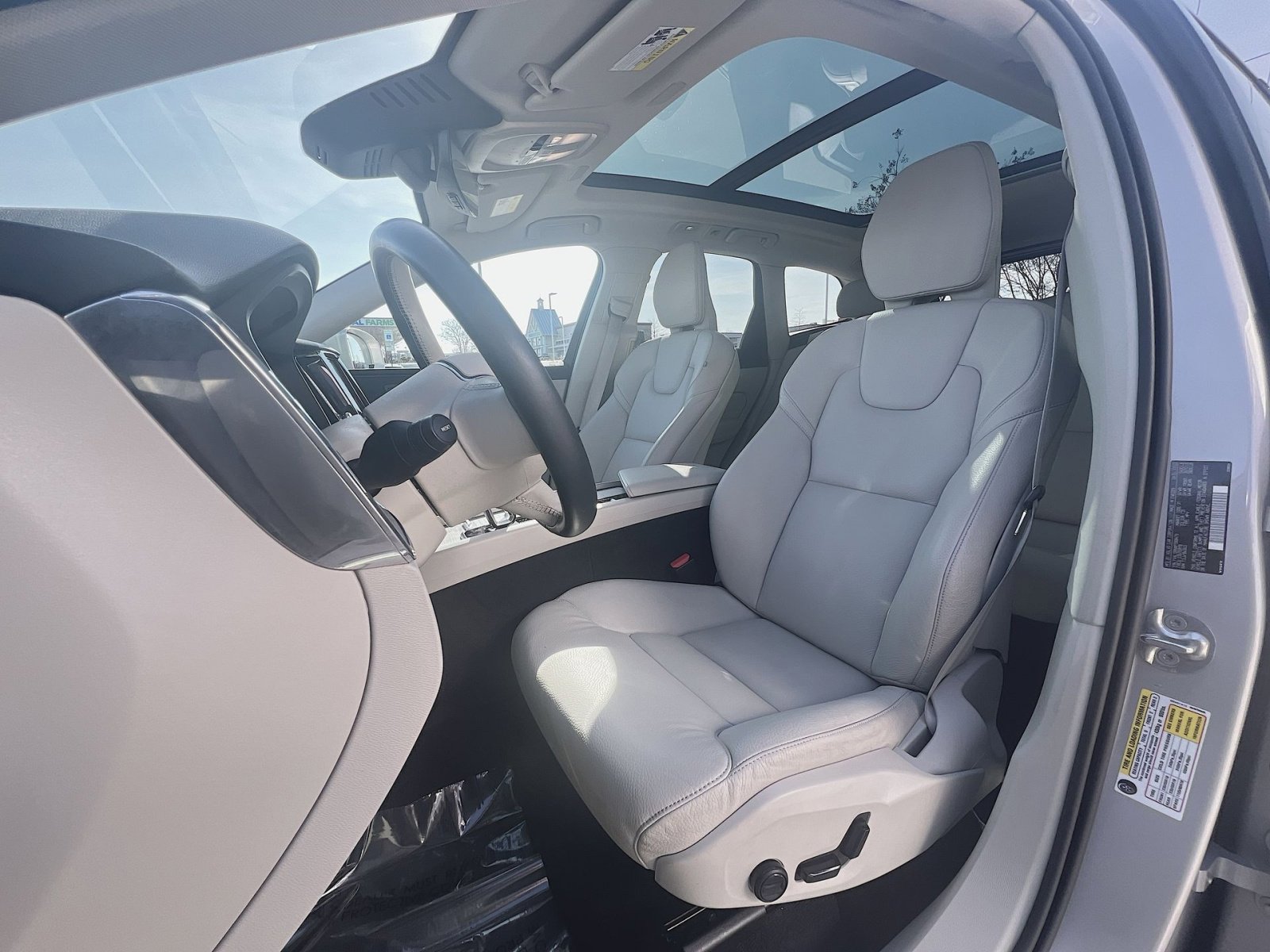 Certified 2023 Volvo XC60 B5 Plus w/ Climate Package image 13