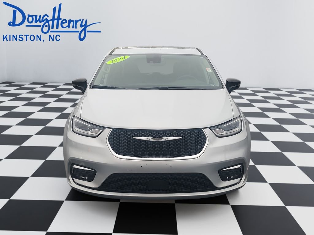Used 2024 Chrysler Pacifica Touring-L FWD image 8