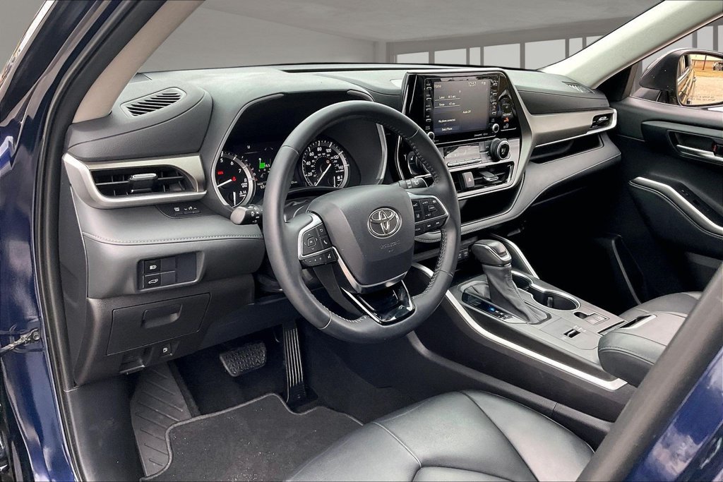 Used 2021 Toyota Highlander XLE FWD image 17