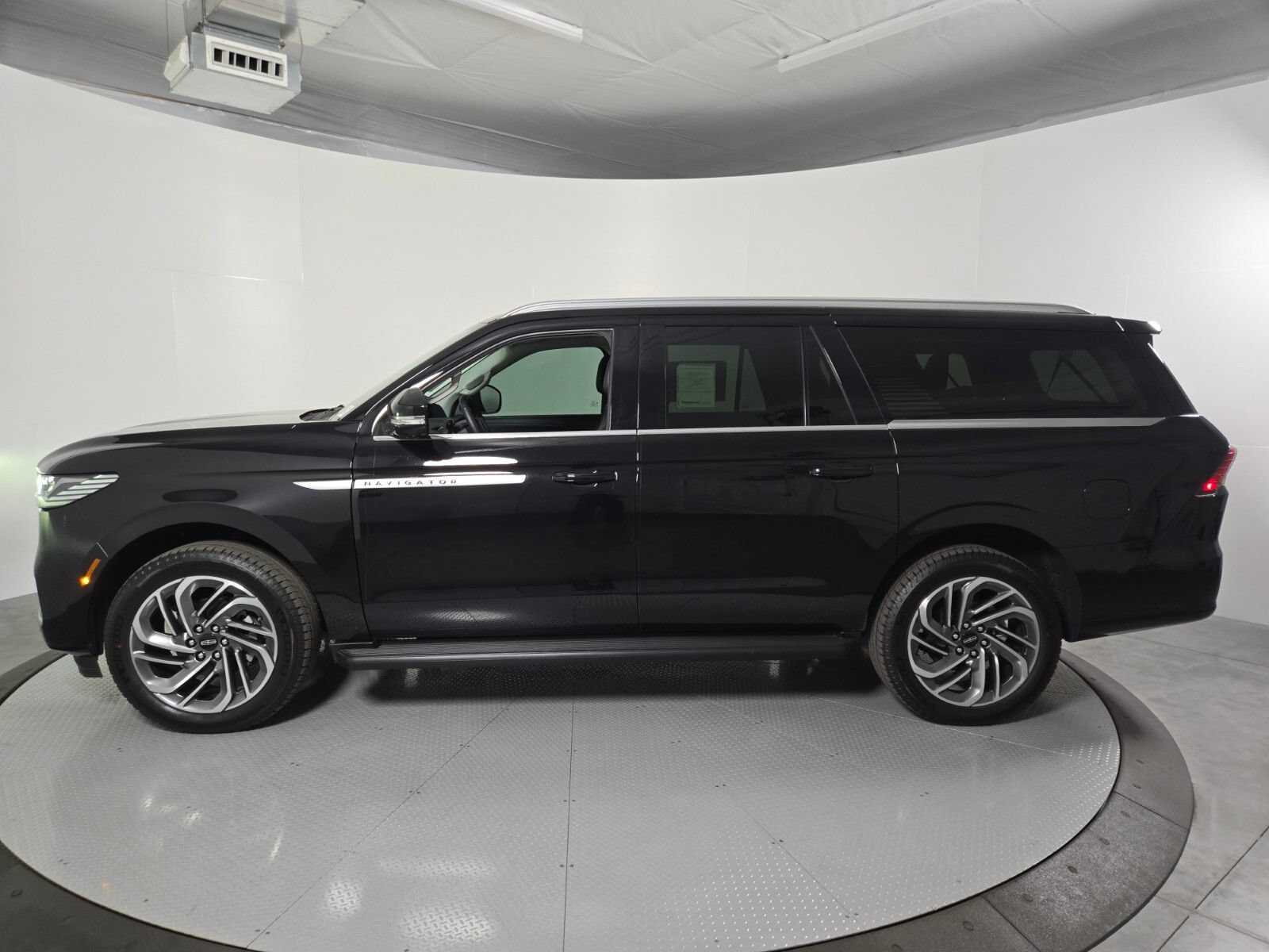 New 2026 Lincoln Navigator L Premier AWD/4WD image 8