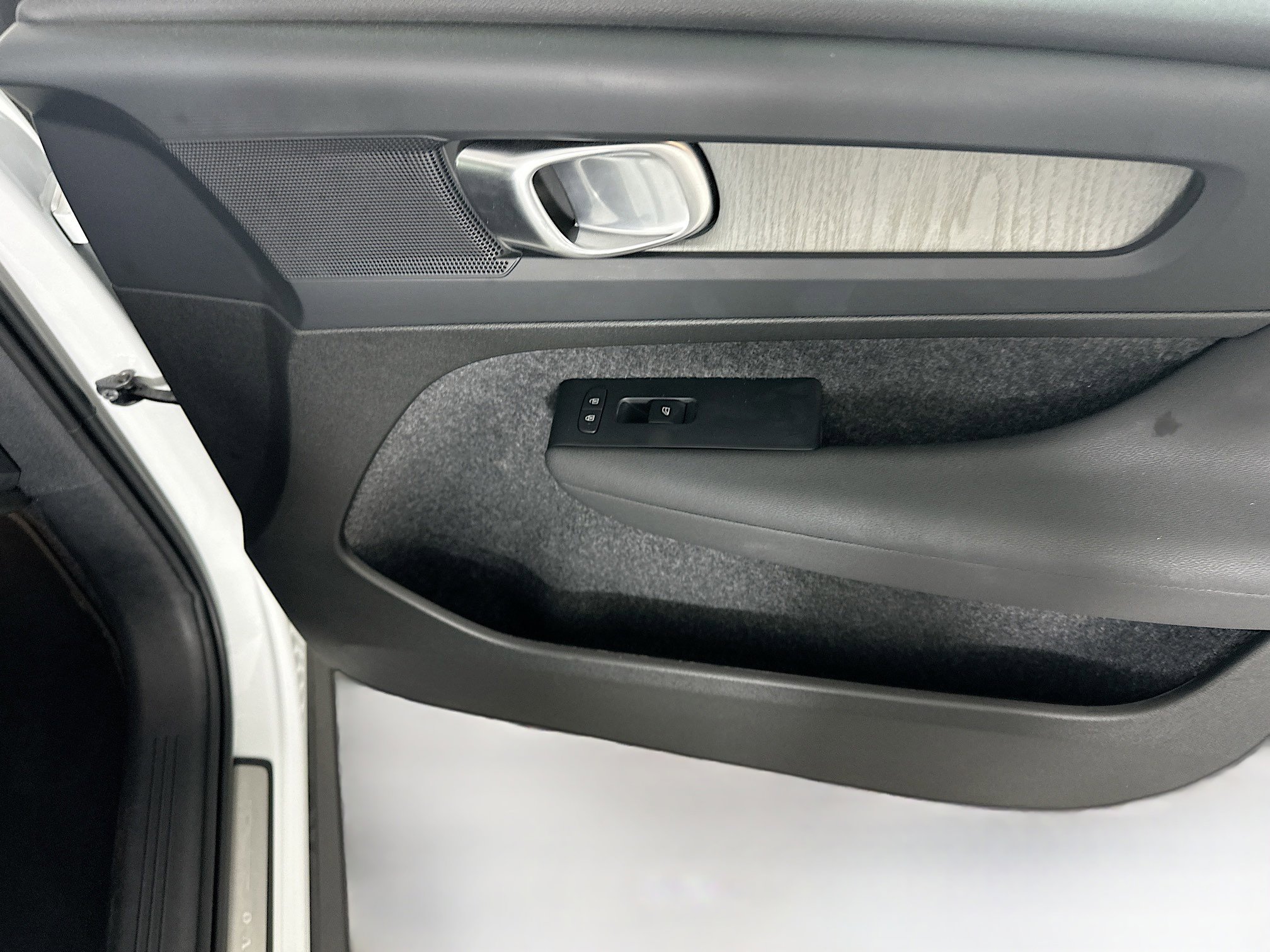 Used 2025 Volvo XC40 B5 Plus image 33