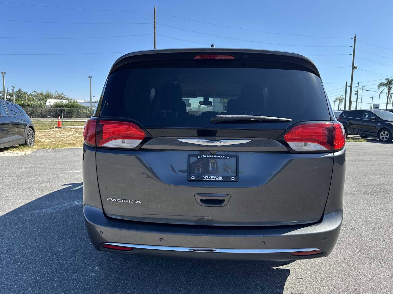 Used 2017 Chrysler Pacifica Touring-L FWD image 5
