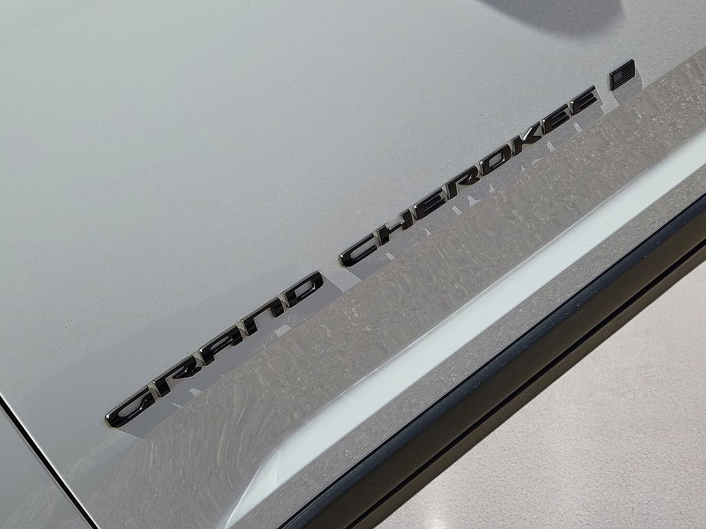 Used 2023 Jeep Grand Cherokee Altitude RWD image 11