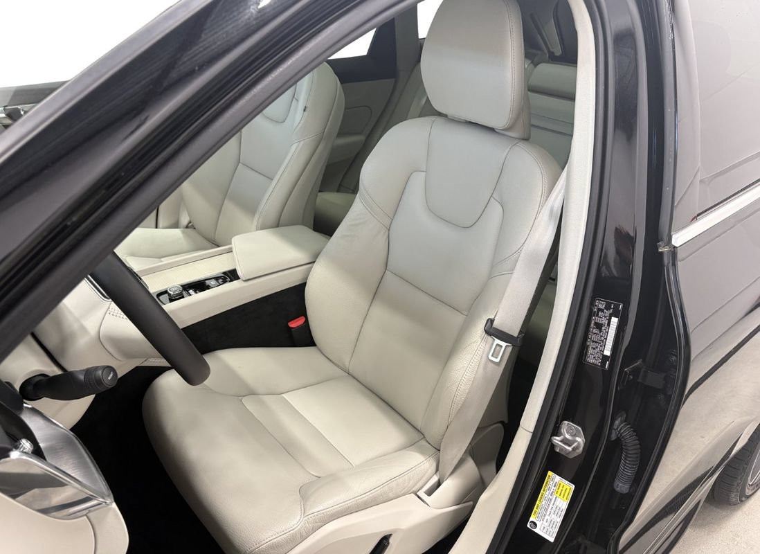Used 2019 Volvo XC60 T5 Momentum w/ Multimedia Package AWD/4WD image 10