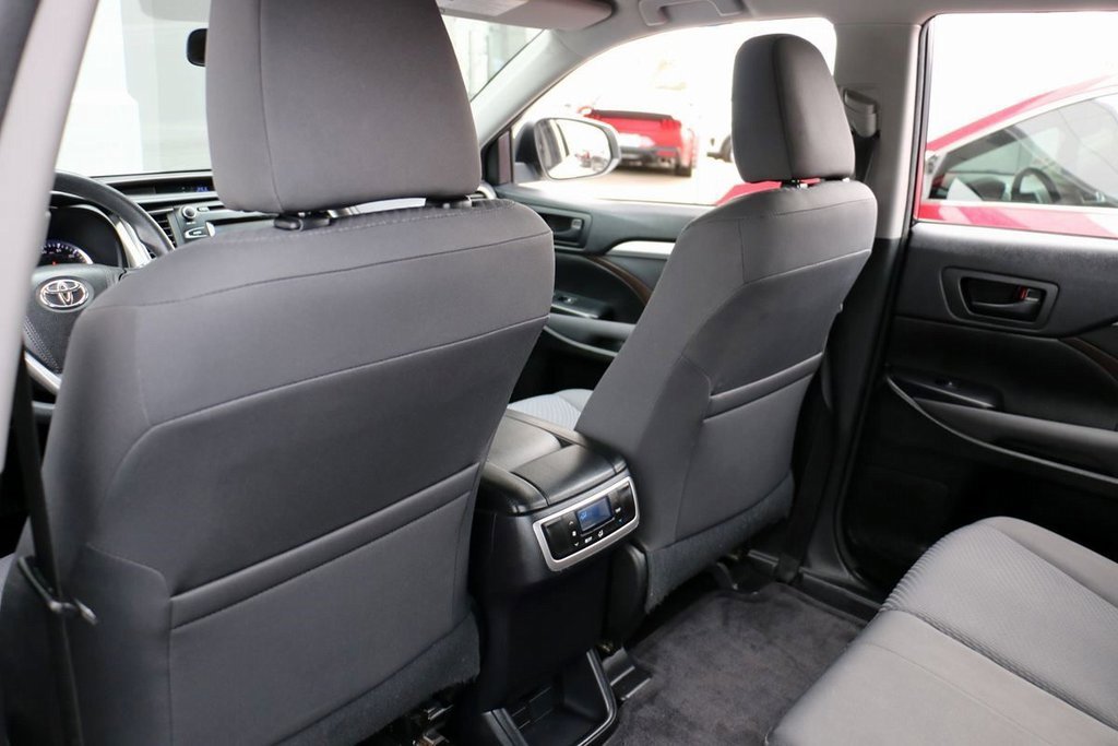 Used 2015 Toyota Highlander LE image 18