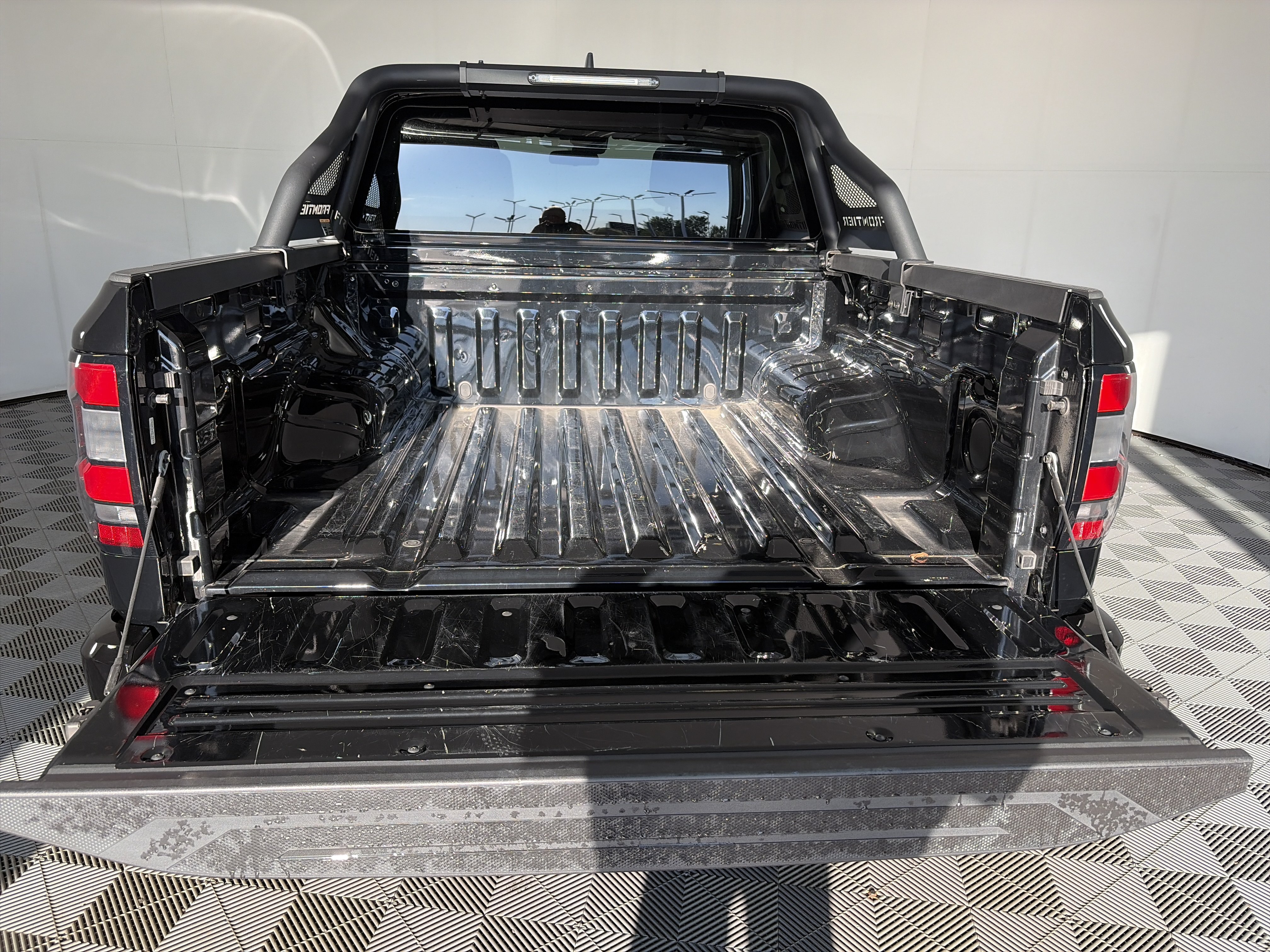 Used 2023 Nissan Frontier SV w/ Midnight Edition Package AWD/4WD image 15