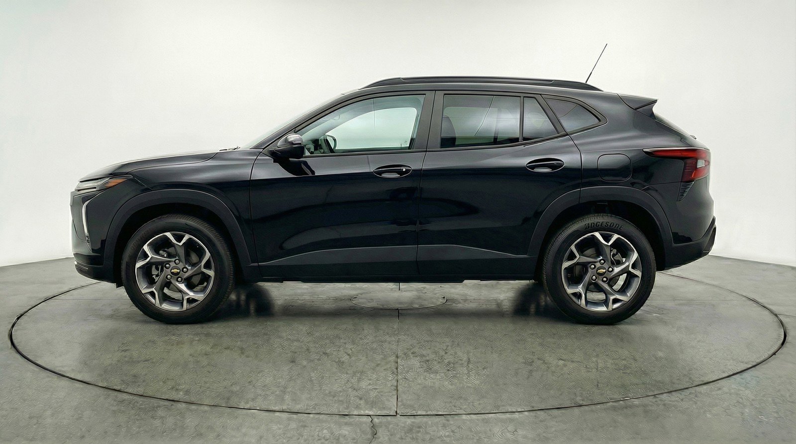 Used 2025 Chevrolet Trax LT FWD image 5