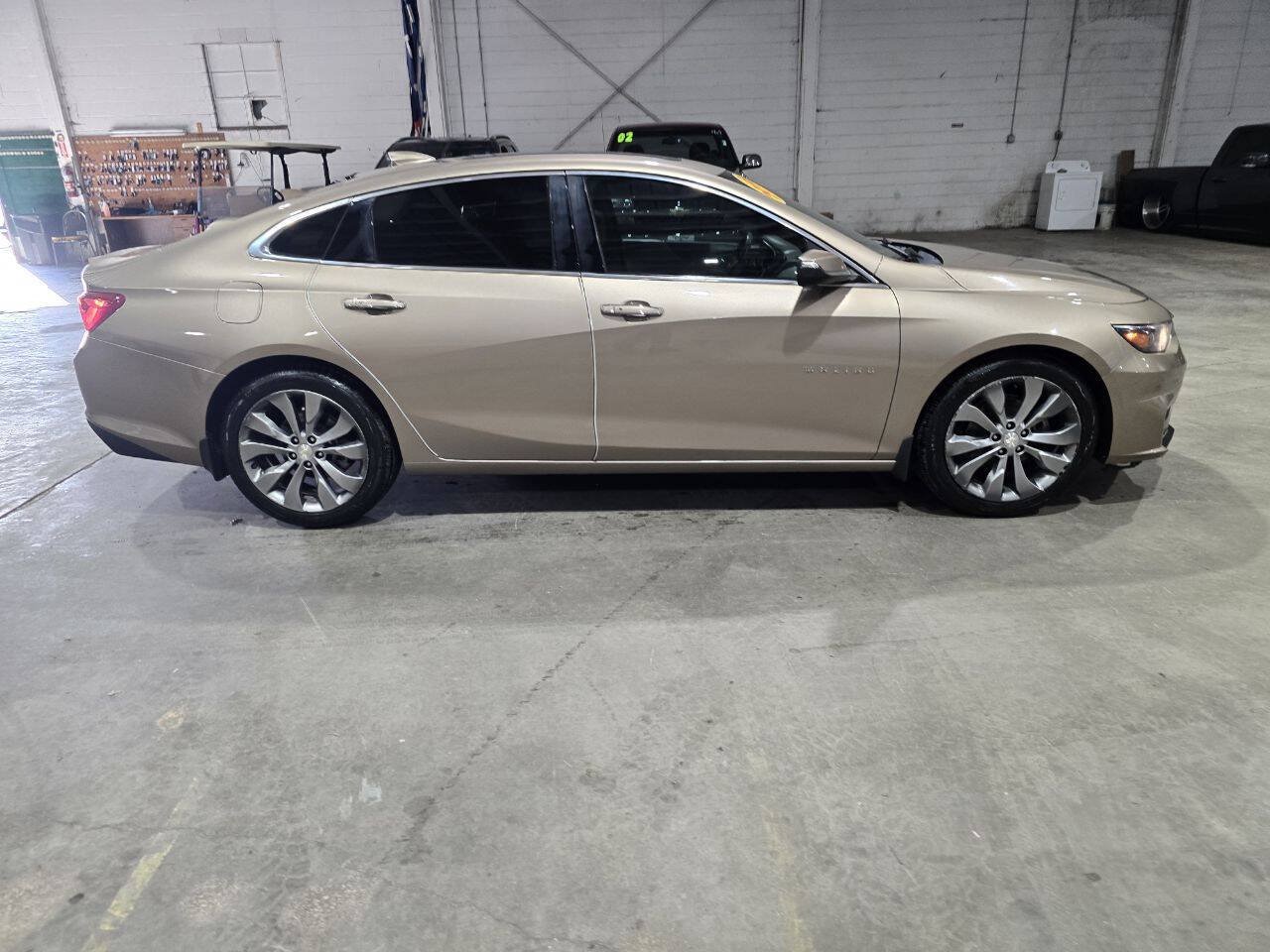 Used 2018 Chevrolet Malibu Premier w/ Premier Sun and Wheel Package FWD image 15