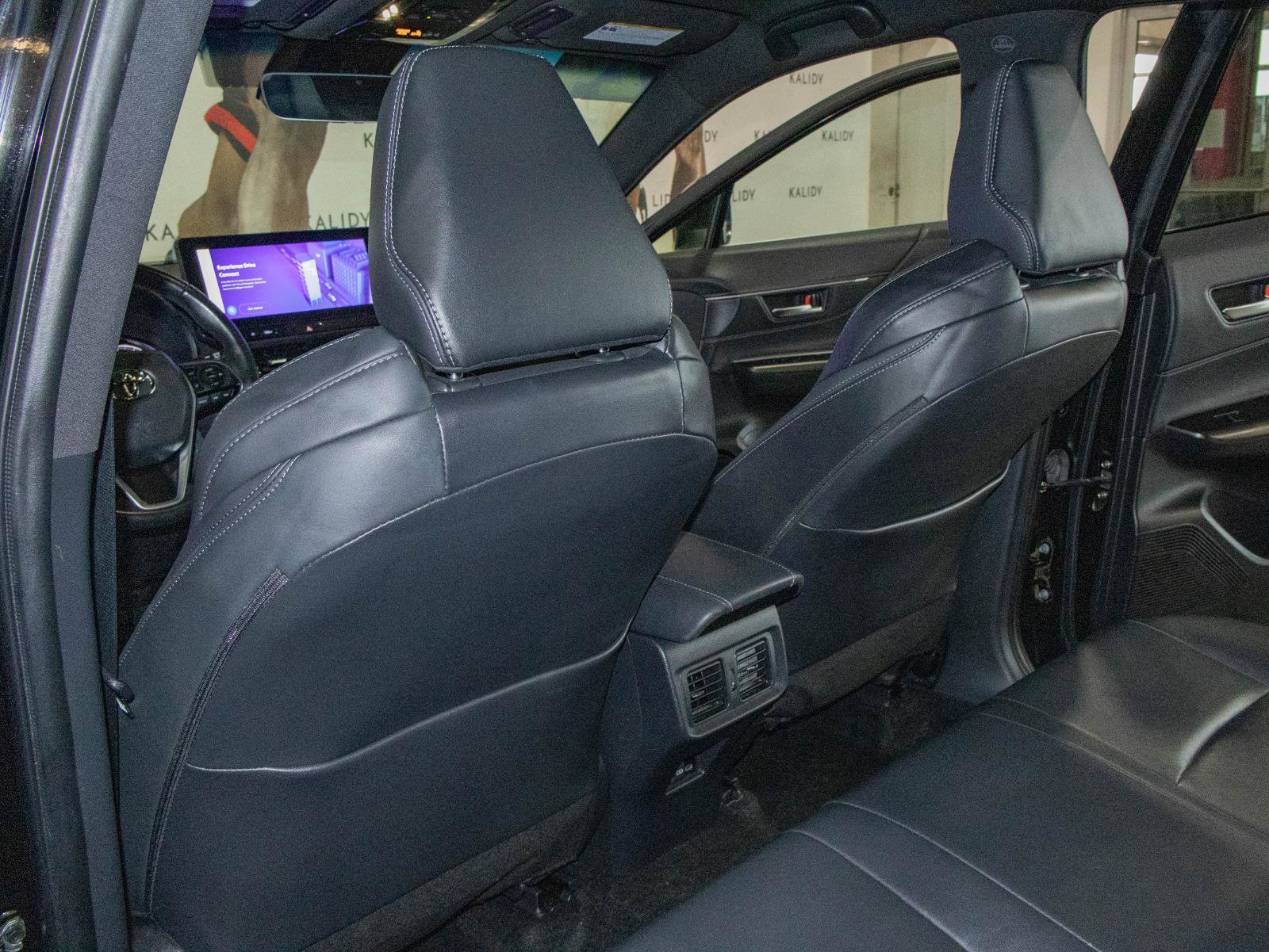 Used 2023 Toyota Venza XLE image 9