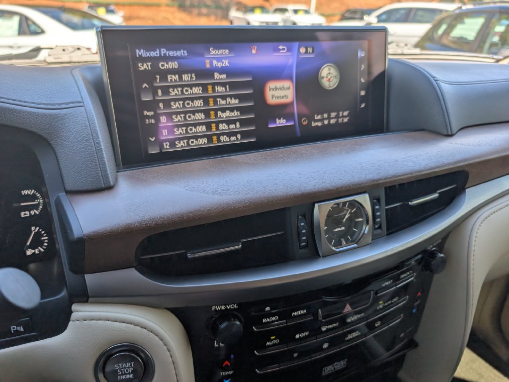 Used 2021 Lexus LX 570 4WD w/ Luxury Package image 18