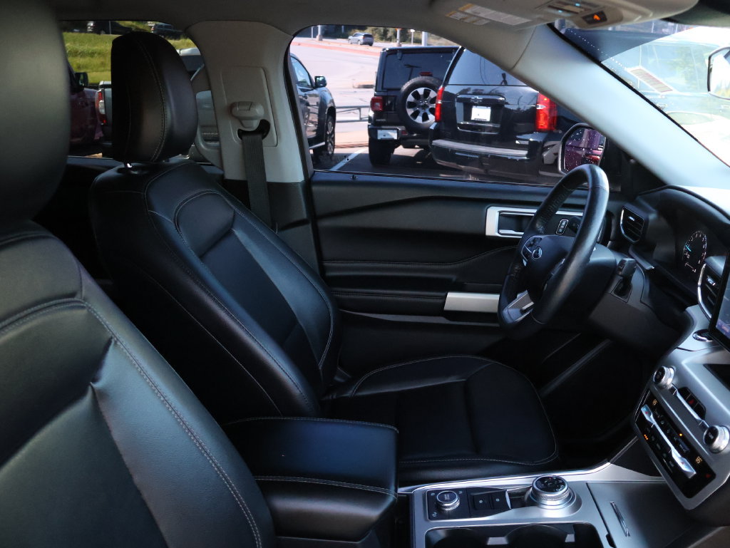 Used 2021 Ford Explorer XLT w/ Equipment Group 202A AWD/4WD image 8