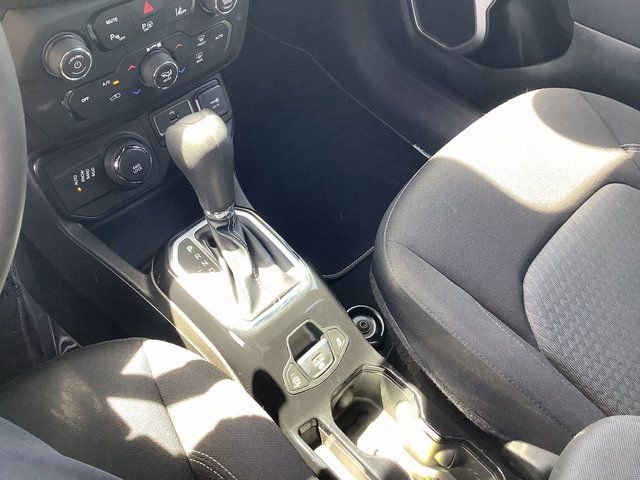 Used 2021 Jeep Renegade Latitude w/ Luxury Group II AWD/4WD image 18