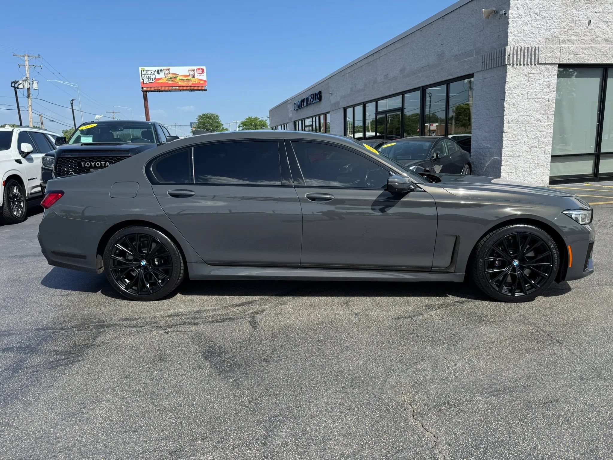 Used 2022 BMW 750i xDrive w/ Executive Package AWD/4WD image 10