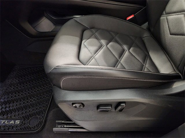 Used 2024 Volkswagen Atlas SE w/ Black Wheel Package image 24