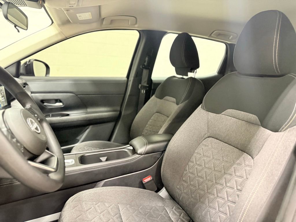 Used 2025 Nissan Kicks SV AWD/4WD image 30