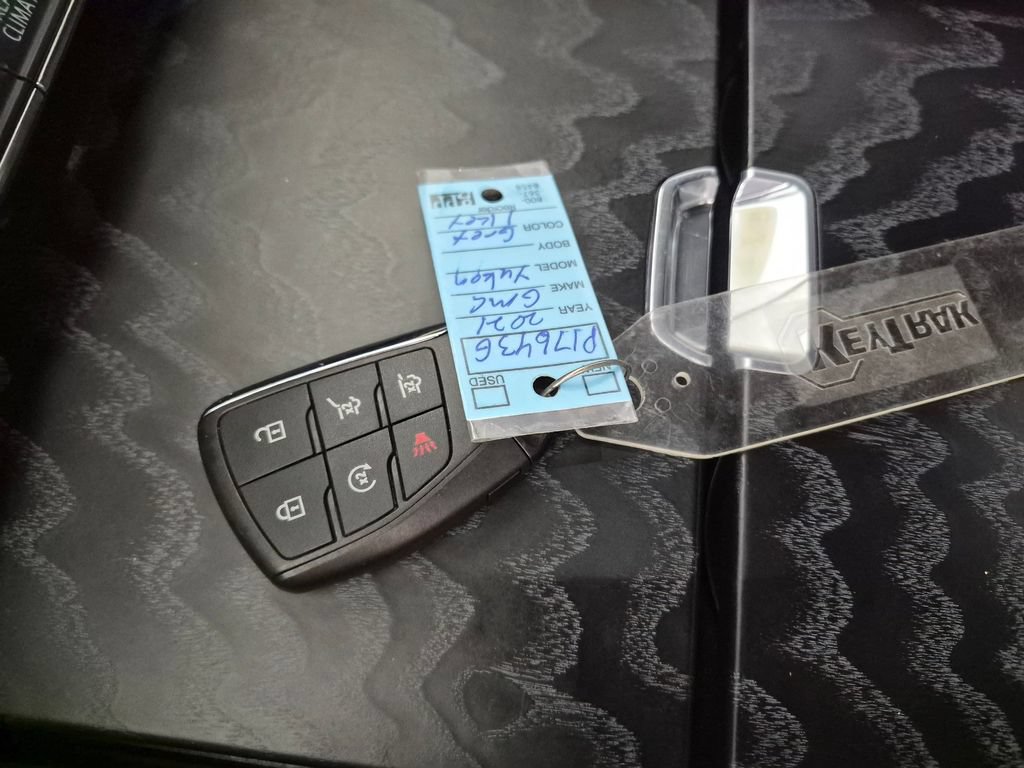 Used 2021 GMC Yukon Denali RWD image 32