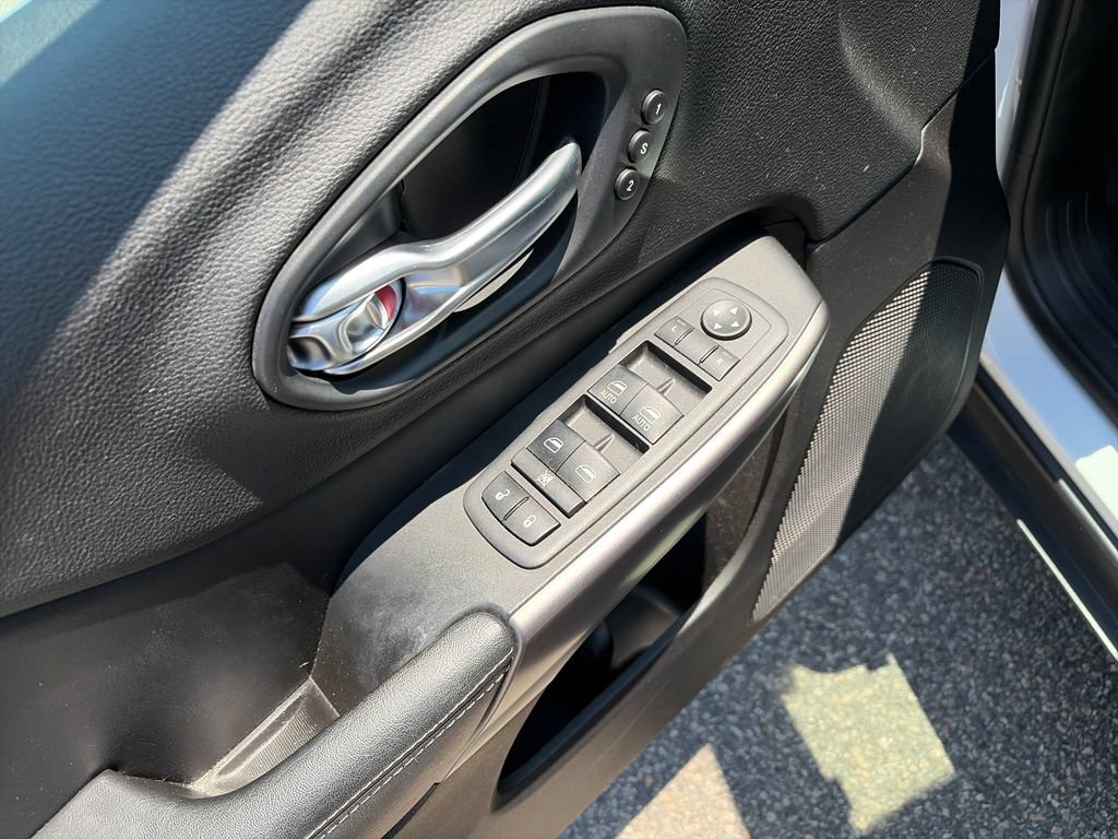 Used 2019 Jeep Cherokee Limited AWD/4WD image 17