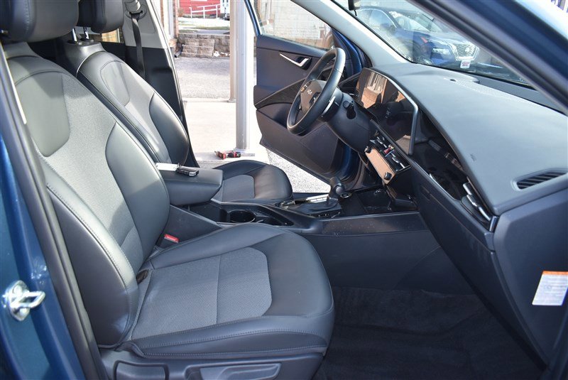 Used 2025 Kia Niro EX Touring image 25