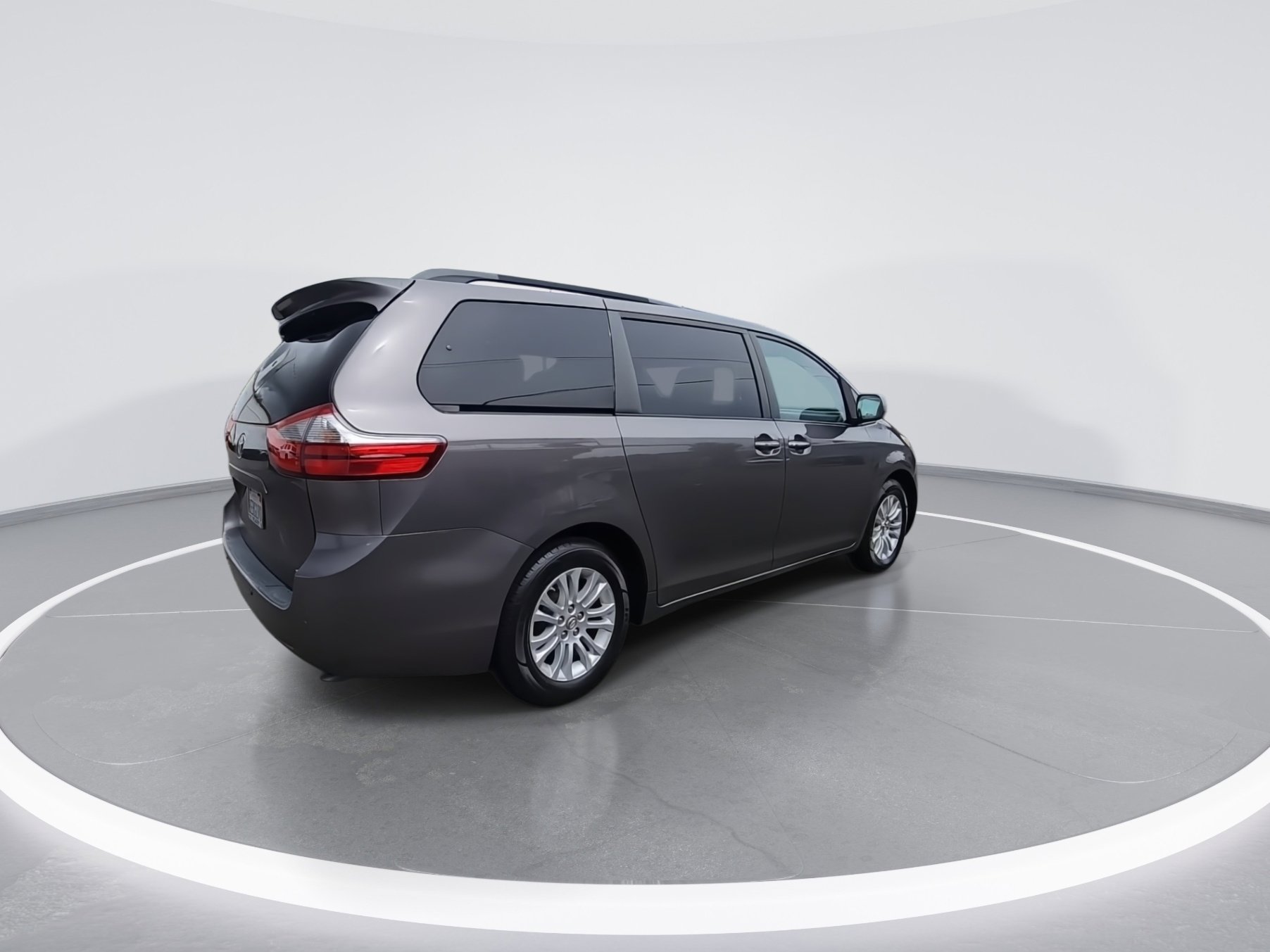 Used 2015 Toyota Sienna XLE w/ XLE Navigation Package image 8