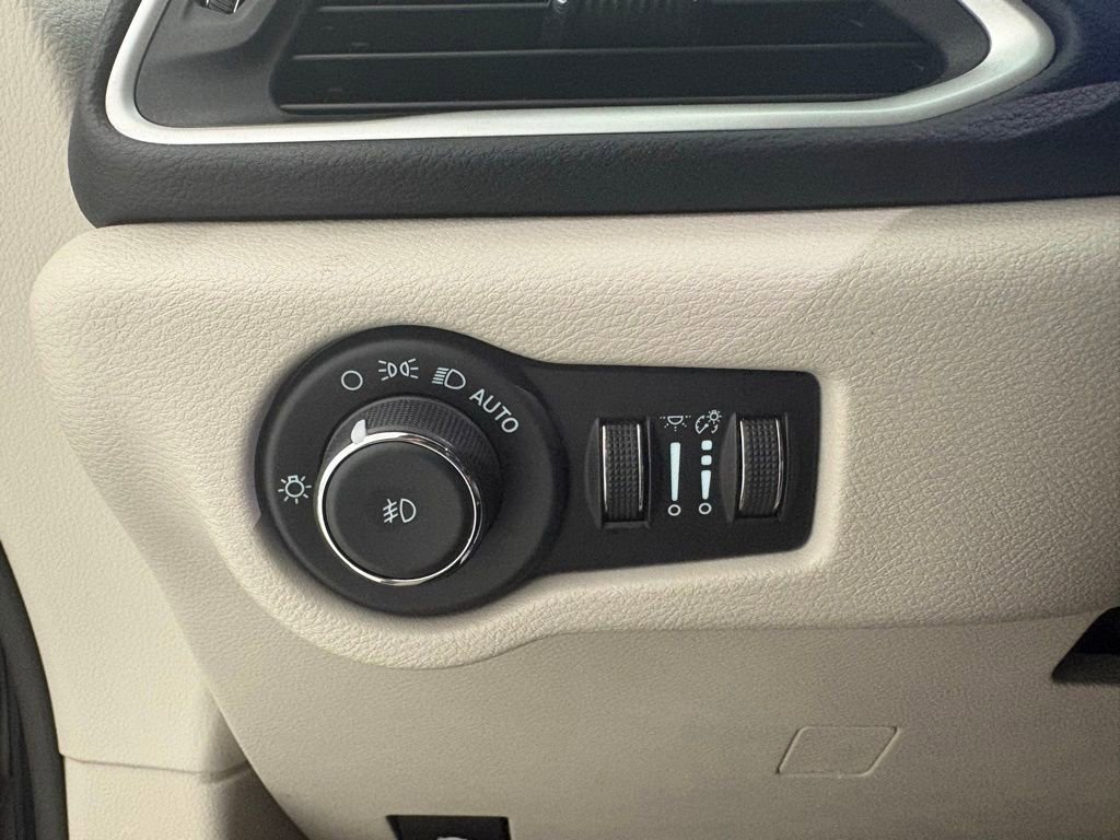 Used 2023 Chrysler Pacifica Touring-L FWD image 29