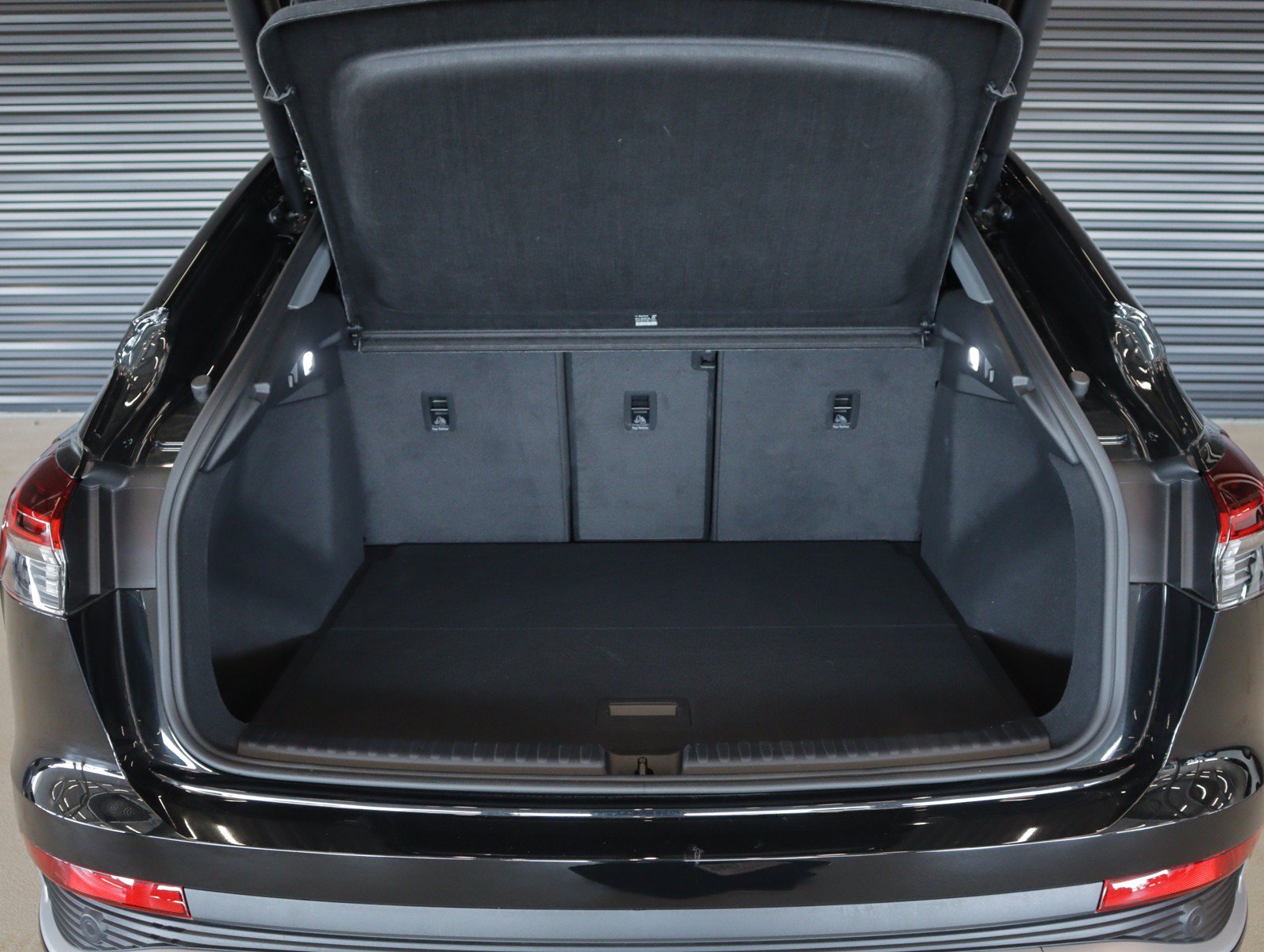 Used 2024 Audi Q4 e-tron Prestige AWD/4WD image 12