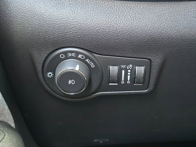 Used 2024 Jeep Compass Latitude image 38