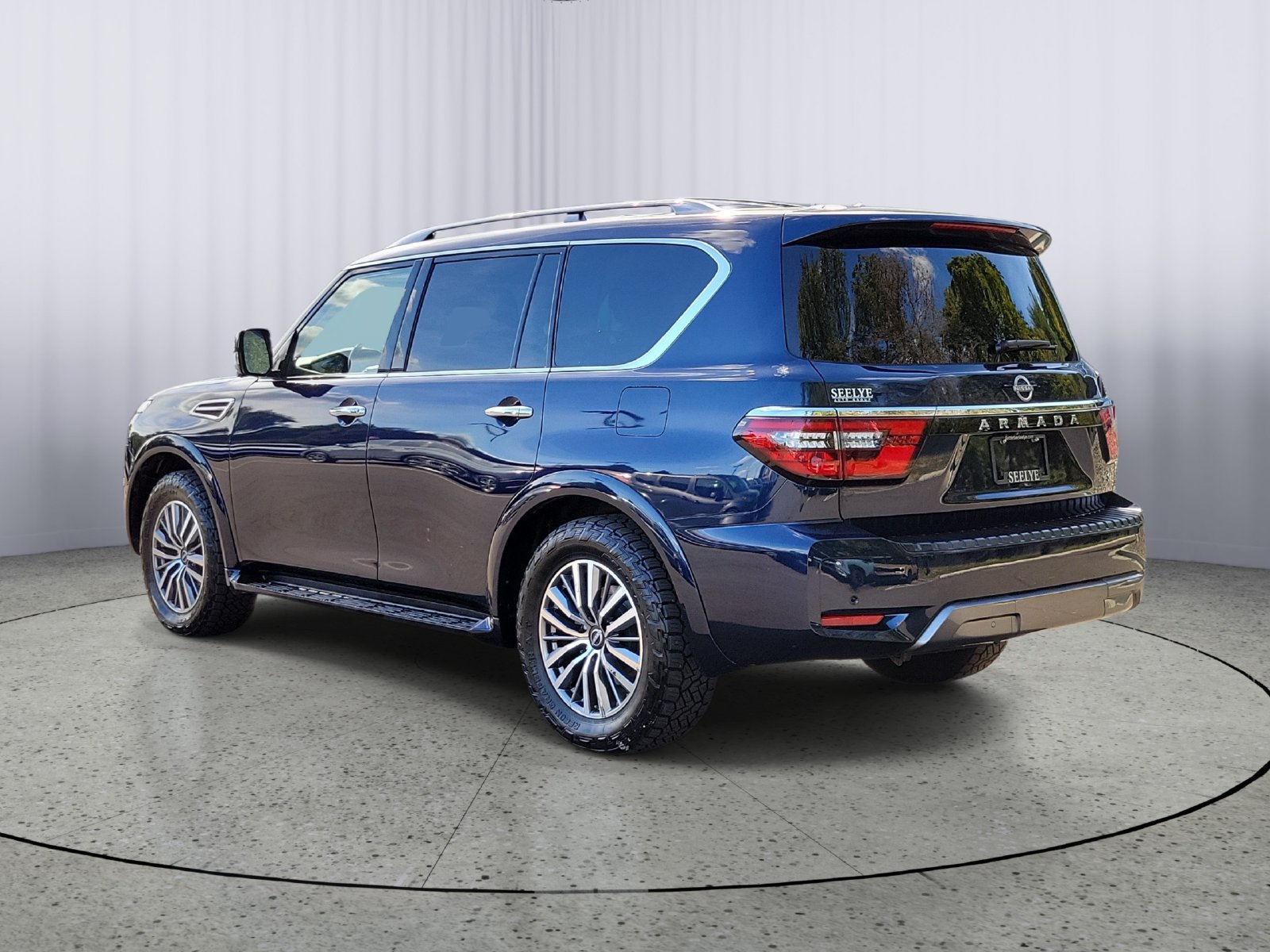 Used 2023 Nissan Armada SL w/ Captain's Chairs Package AWD/4WD image 4