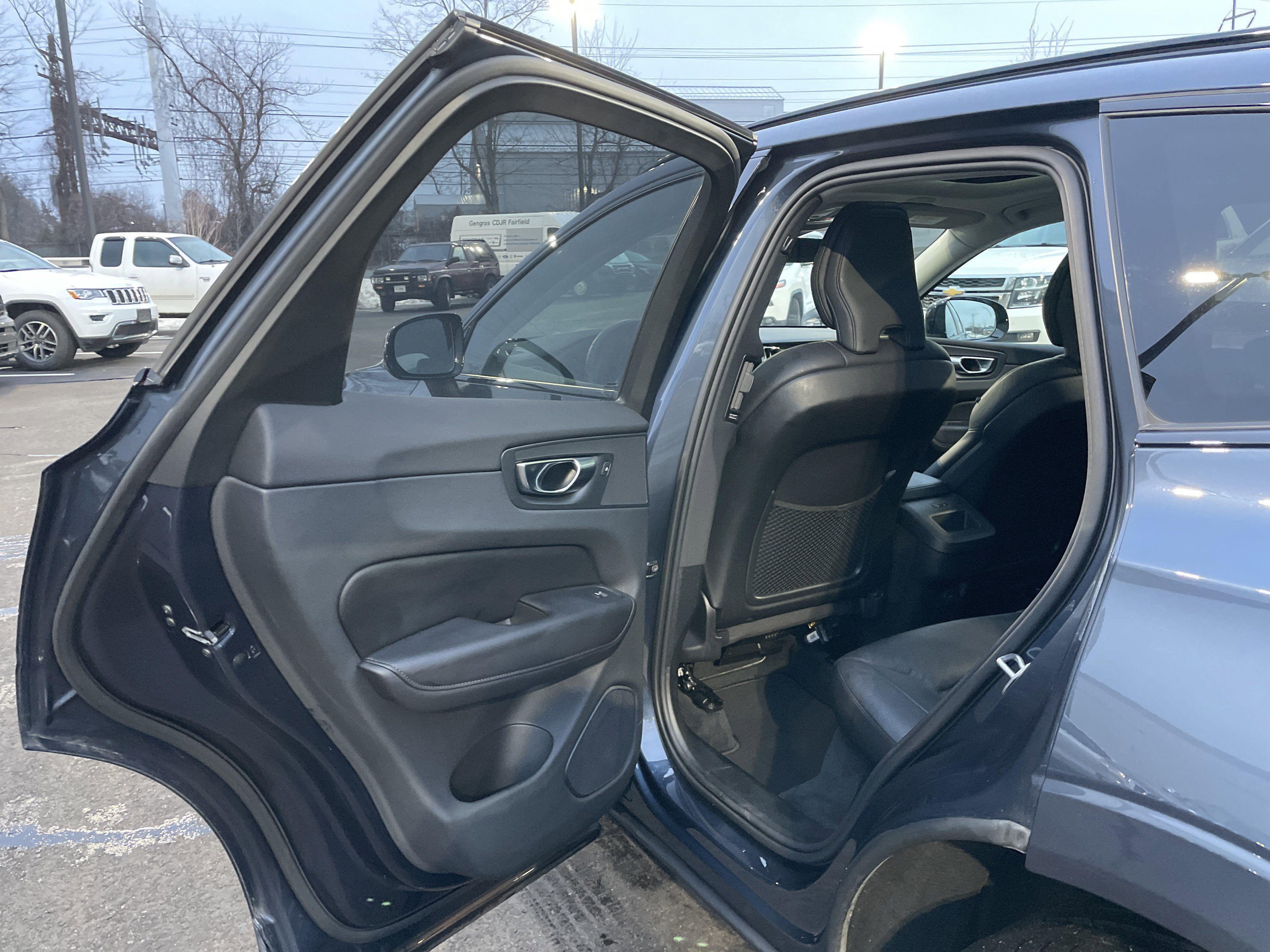 Used 2025 Volvo XC60 B5 Plus image 28