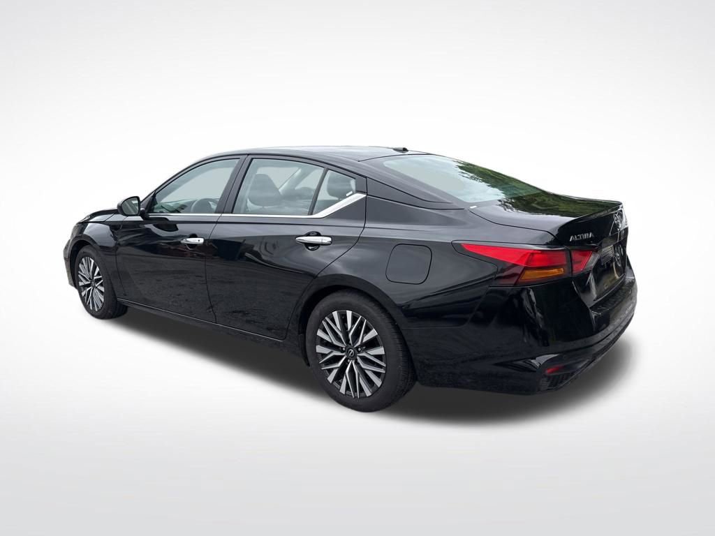 Used 2025 Nissan Altima 2.5 SV FWD image 14