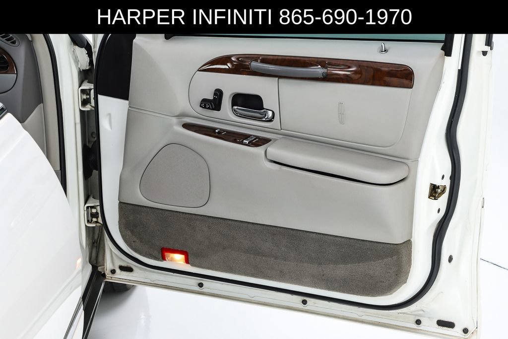 Used 2000 Lincoln Town Car Executive RWD image 64