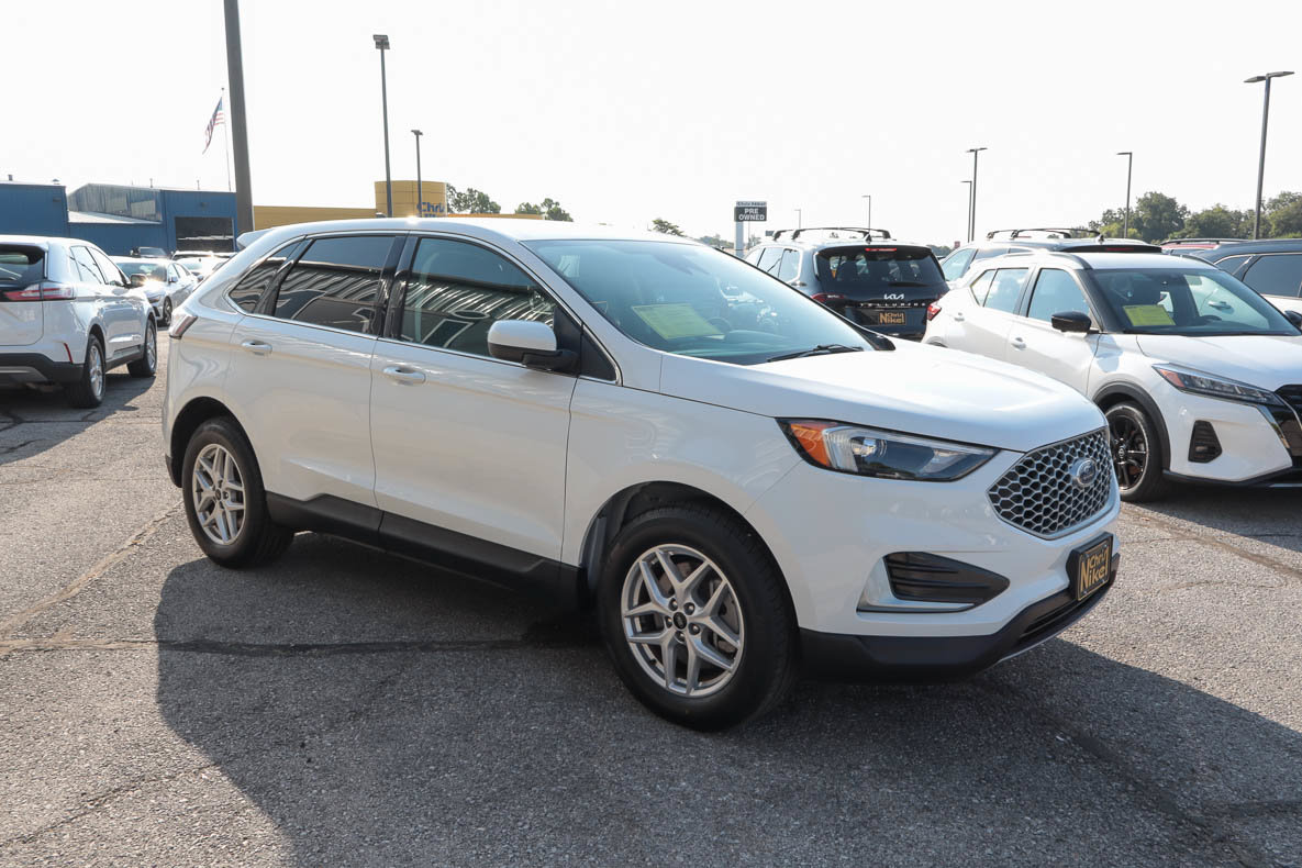 Used 2024 Ford Edge SEL AWD/4WD image 3