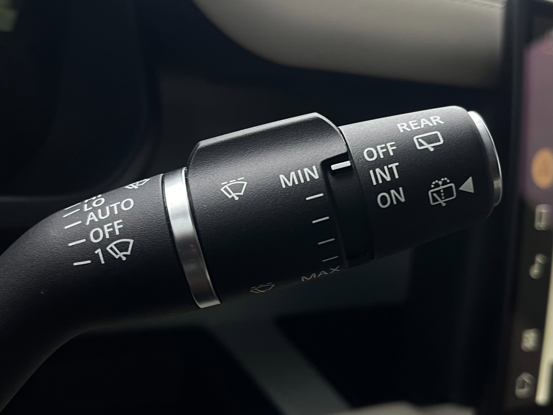 Used 2024 Land Rover Defender 110 SE image 42