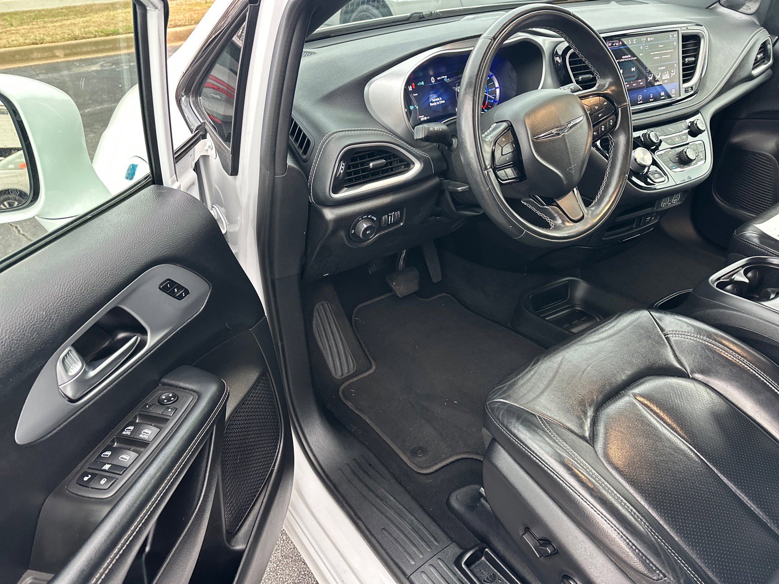 Used 2022 Chrysler Pacifica Touring-L w/ S Appearance Package image 6